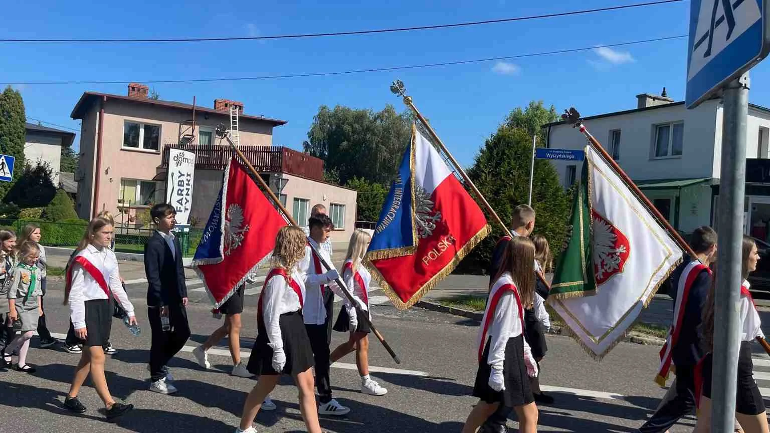 Uczniowie z Pocztu Sztandarowego na obchodach 86 rocznicy wybuchu II Wojny Światowej