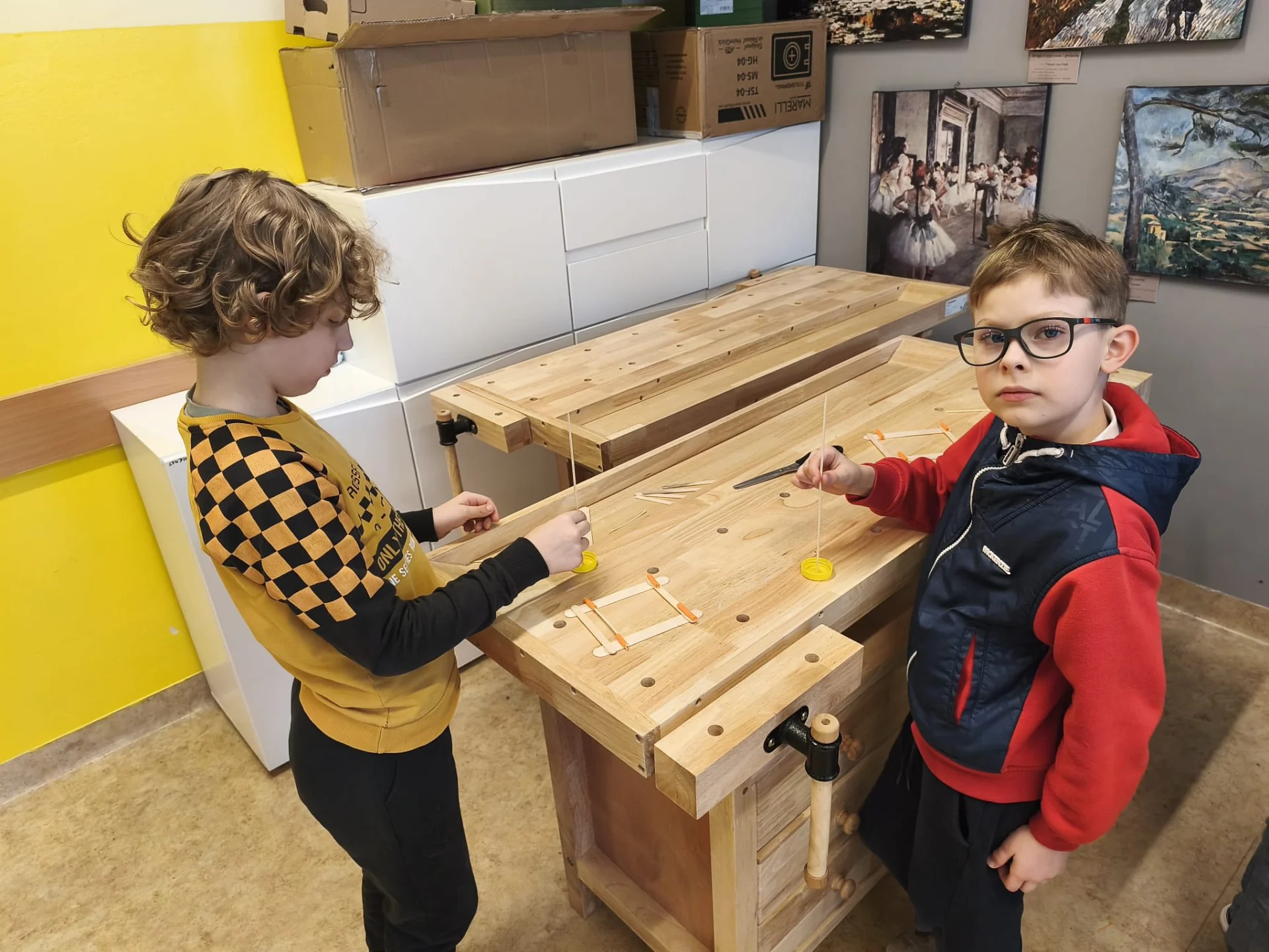 Uczniowie SP4 konstruowali modele z napędem gumowym